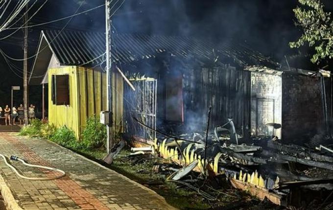 Casa é atingida pelo fogo em Quilombo