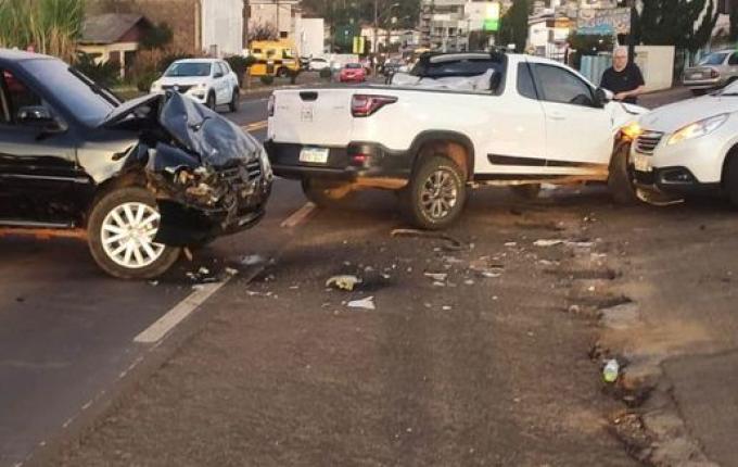 Acidente com três veículos deixa dois feridos leves em Descanso