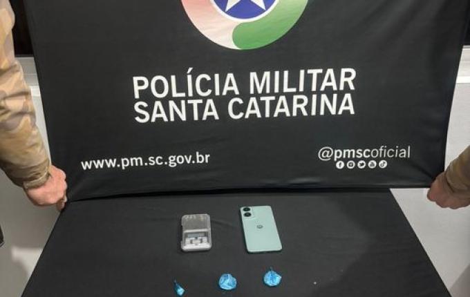 Jovem é preso com cocaína e balança de precisão em ação da PM em SMO