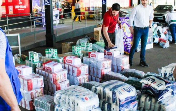 Imperial Supermercados distribui peças de roupas e uma tonelada de alimentos