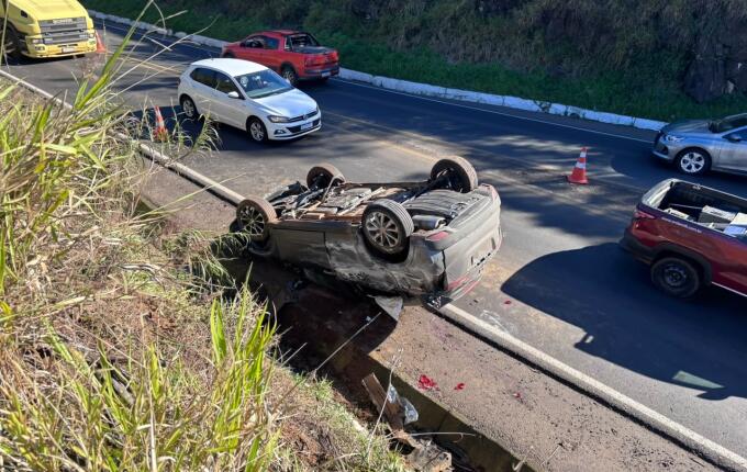 Três pessoas ficam feridas após saída de pista e capotamento na BR-163, entre SMO e Guaraciaba