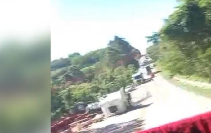 Colisão entre carreta e caminhão deixa ferido grave na BR-163