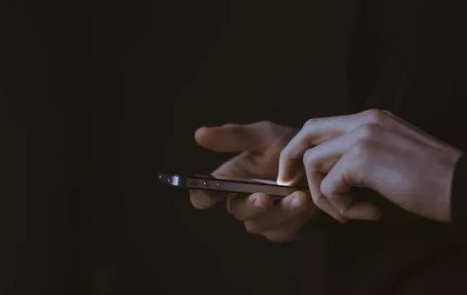 Homem que ameaçou divulgar conteúdo íntimo da própria mãe é condenado em SC