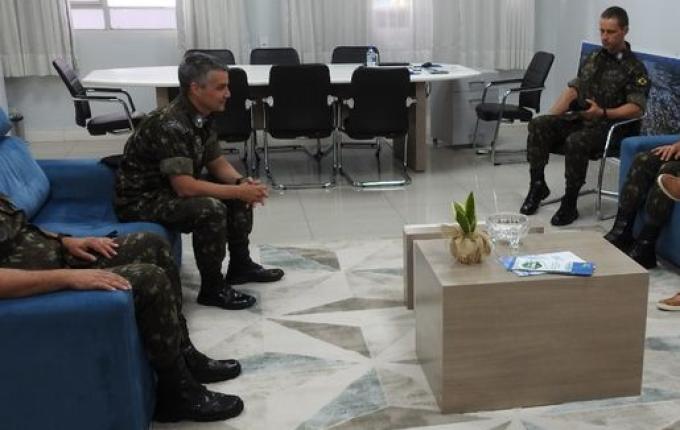Zanardi recebe novo comandante do 14º RCMec