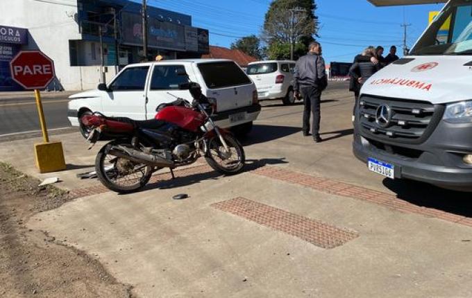 Mulher fica ferida em colisão entre carro e motocicleta na Willy Barth em SMOeste