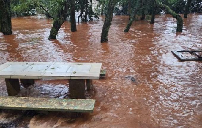 Rio Uruguai atinge Área de Lazer e interdita mais pontes em Itapiranga