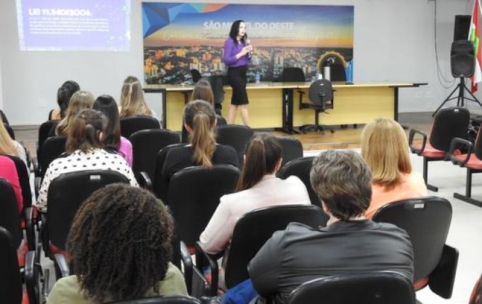 Promotora de Justiça aborda campanha Agosto Lilás com servidoras municipais