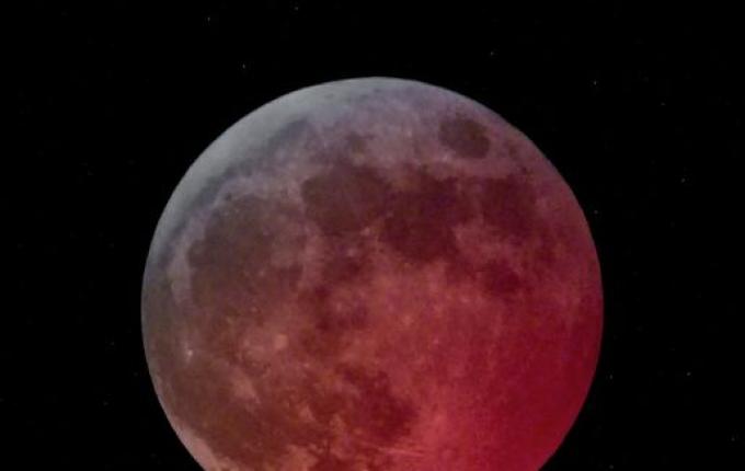 Fenômeno da "Lua de Sangue" é registrado no Extremo Oeste na madrugada