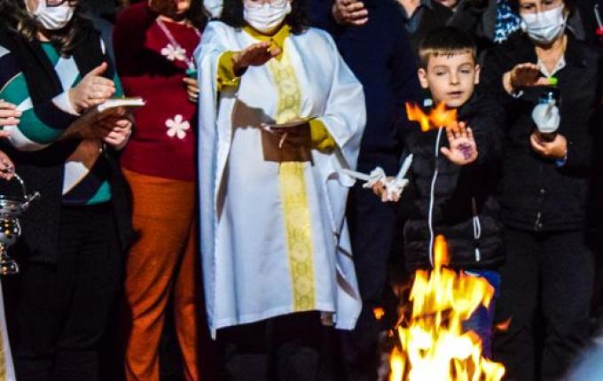 Vigília Pascal leva fiéis para Igreja Matriz em São Miguel do Oeste; fotos