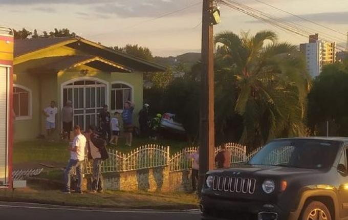 Colisão entre carros termina com veículo atingindo residência em São Lourenço