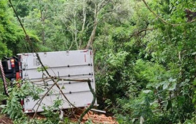 Criança morre após caminhão de Chapecó tombar na BR-282 em Joaçaba