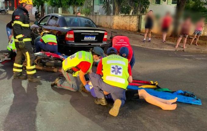 VÍDEO: Acidente entre carro e moto deixa duas pessoas feridas em SMOeste