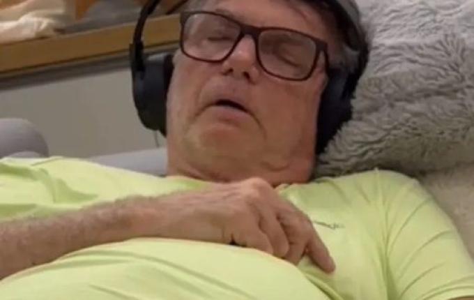 Carlos Bolsonaro divulga vídeo do pai com crise de soluços: “Ele pode morrer”