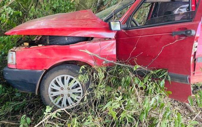 VÍDEO: Condutor fica gravemente ferido em saída de pista na SC 163