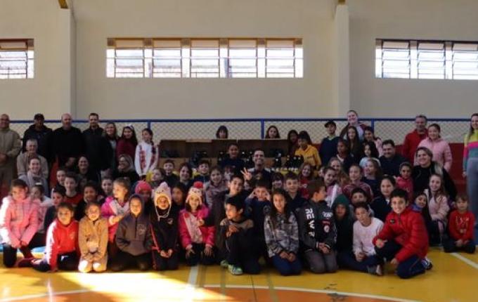 Administração Municipal entrega 30 patins para oficina de patinação