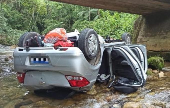 Dois homens morrem após carro capotar e cair em rio
