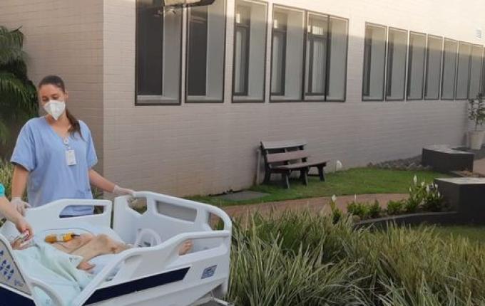 Vítima de atropelamento vê a luz do sol depois de mais de 30 dias na UTI