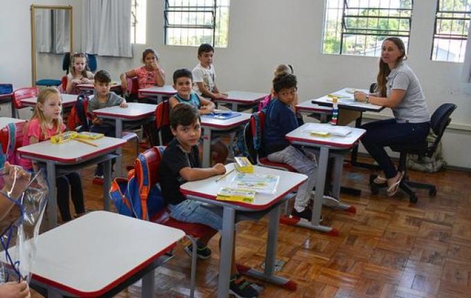 Especialistas alertam sobre riscos de volta às aulas na fase atual da pandemia em SC