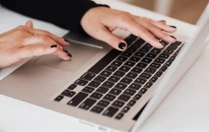 Mulheres recebem 28% a menos do que homens no setor privado em SC