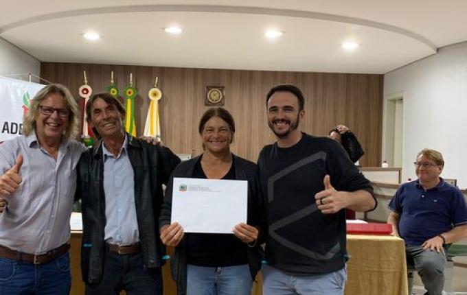 Famílias recebem matrículas na regularização fundiária em Guarujá do Sul