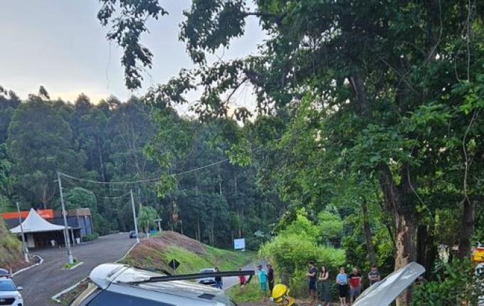 Motorista morre ao colidir caminhonete com árvore na SC-156, em Xaxim