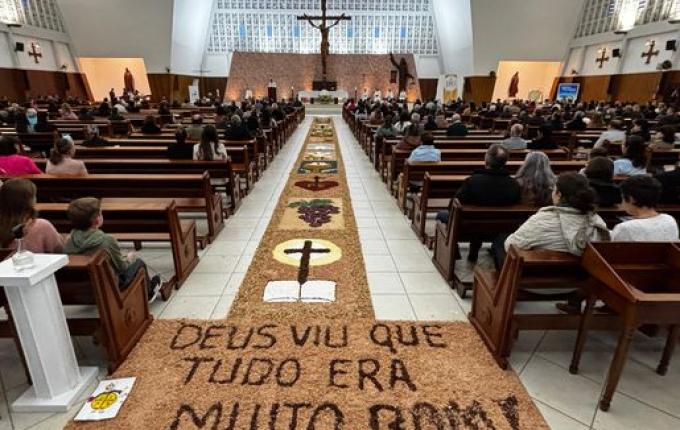 Sem procissão nas ruas, Corpus Christi é celebrado com tapetes dentro da igreja em SMO