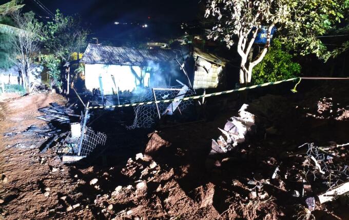 Casa é totalmente destruída por incêndio no interior de Dionísio Cerqueira