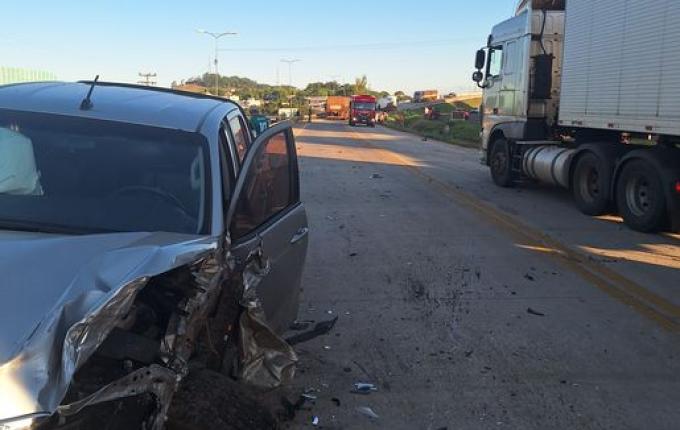 Colisão frontal entre caminhonetes e carreta deixa um ferido na BR-163, em São José do Cedro