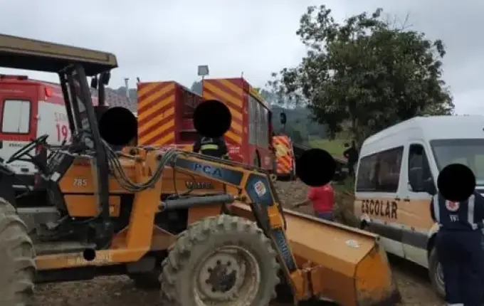 Van escolar tomba, motorista morre e outros seis ficam feridos