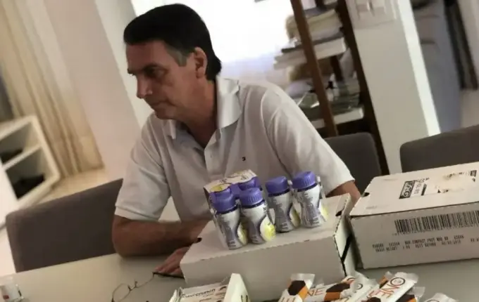 Carlos atualiza estado de saúde de Bolsonaro: “Ainda é grave”