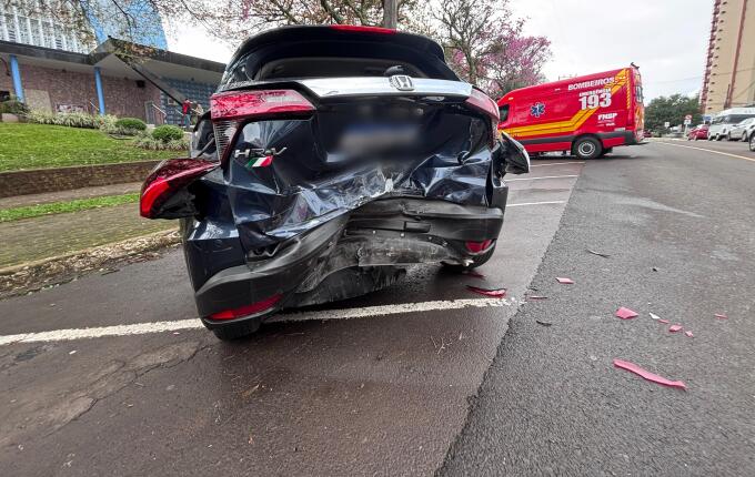Colisão entre dois carros deixa um homem ferido no centro de São Miguel do Oeste