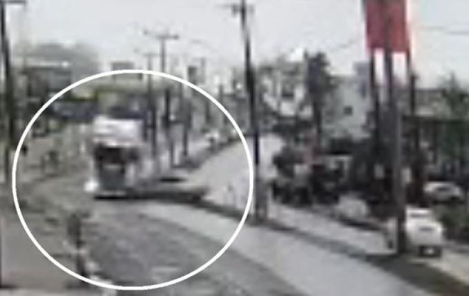 Vídeo mostra momento em que motorista bate de frente com carreta na Willy Barth