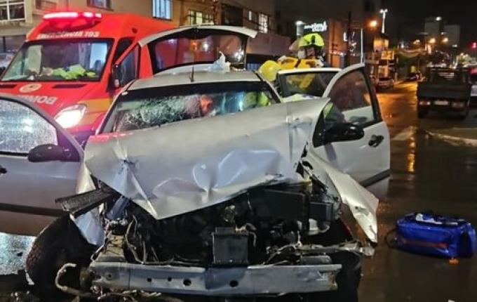 Carro colide em caminhão dos bombeiros durante atendimento a incêndio em Chapecó