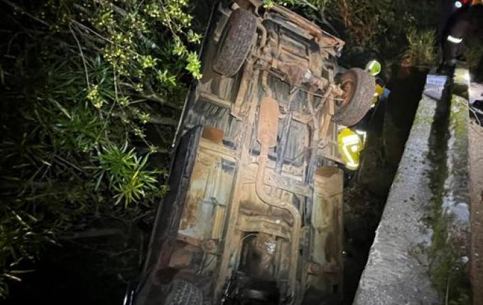 Caminhonete sai da pista e cai de ponte no interior de São Miguel do Oeste