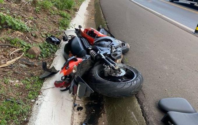 Carro capota em acidente com motocicleta na BR-282
