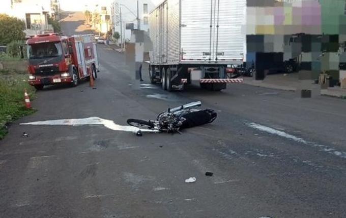 Colisão entre motocicleta e caminhão termina com morte em Campo Erê
