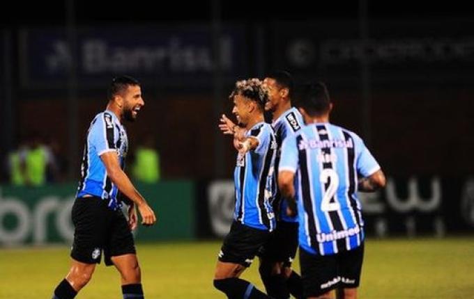 Com dois golaços, Grêmio bate Esportivo e vence a quarta seguida no Gauchão