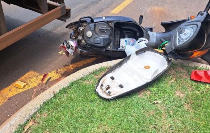 Idoso fica ferido em colisão entre biz e caminhão em Itapiranga