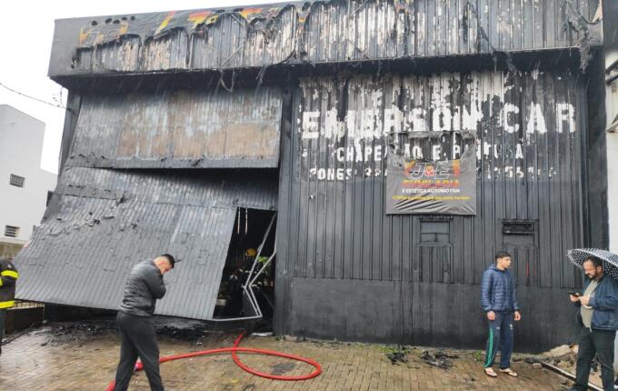 Incêndio atinge funilaria na Efapi, em Chapecó