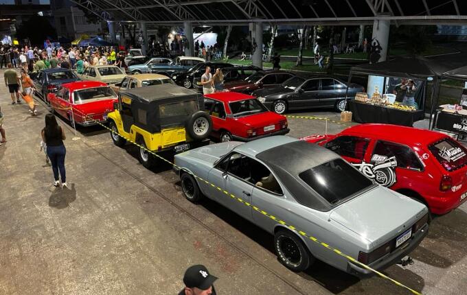 Encontro de carros antigos reúne centenas de veículos na Praça Walnir Bottaro Daniel, em SMO