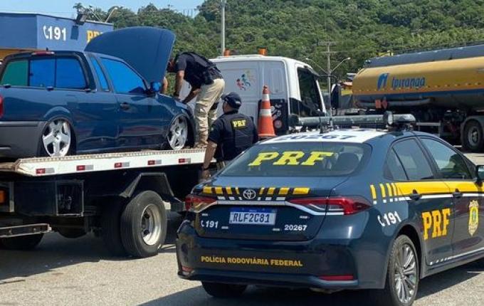 Picape caracterizada como viatura da PRF é apreendida em Balneário Camboriú