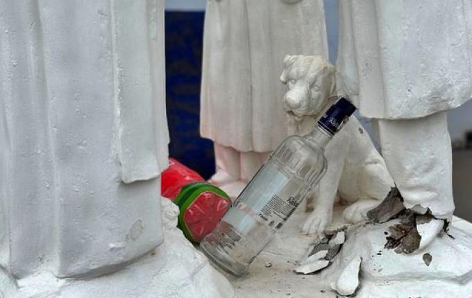 Vândalos depredam imagens em frente a igreja em São Miguel do Oeste