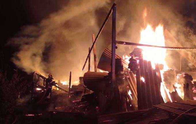 Bombeiros levam 4 horas para controlar incêndio em galpão no interior de Cedro