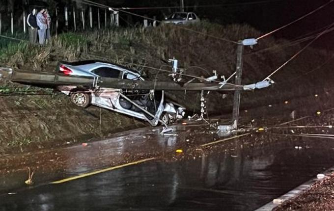 Veículo sai da pista e se choca contra poste de energia entre SMO e Descanso