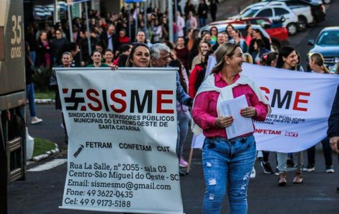 Professores realizam caminhada e cobram Plano de Carreira em SMO; assista