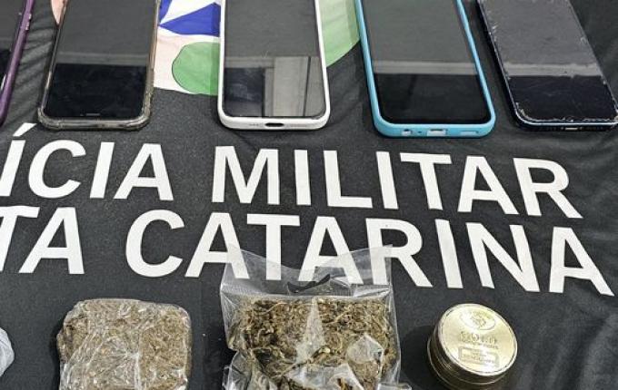 Adolescentes são flagrados com maconha na Praça do Mirante, em SMOeste