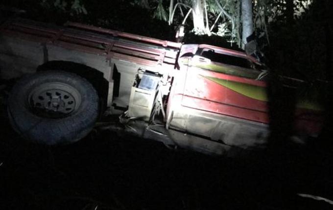 Passageiro fica ferido em saída de pista na BR-163 em São Miguel do Oeste