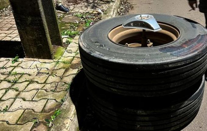 Eixo quebra e rodado de caminhão atinge homem em SMO; vídeo