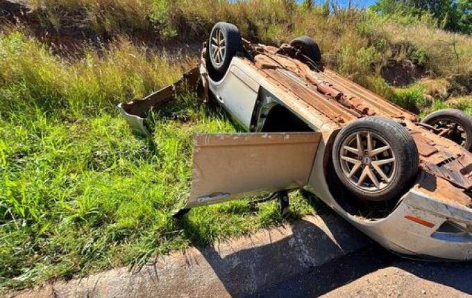 Motorista perde controle da direção e veículo capota na BR 163, entre SMO e GBA