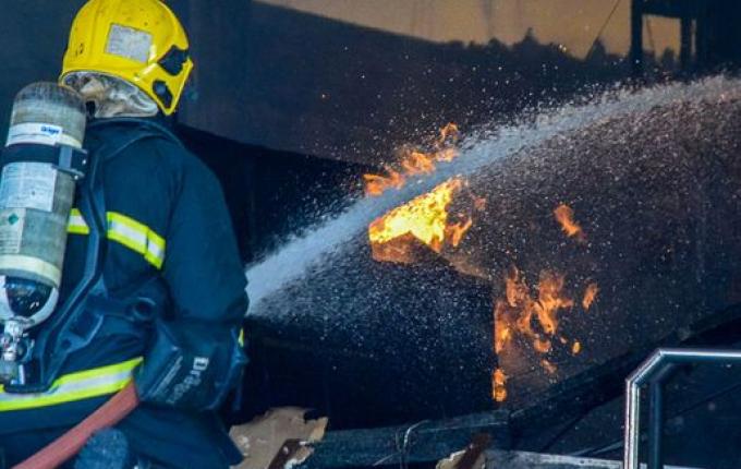 Bombeiros trabalham no rescaldo do incêndio no Super Vipi Center